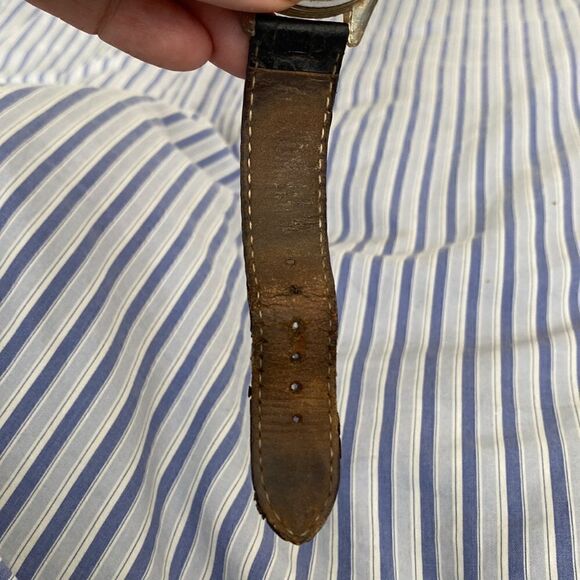 Vintage TW watch. Mother of pearl face with 9 diamonds accent. Needs batteries - Picture 6 of 8